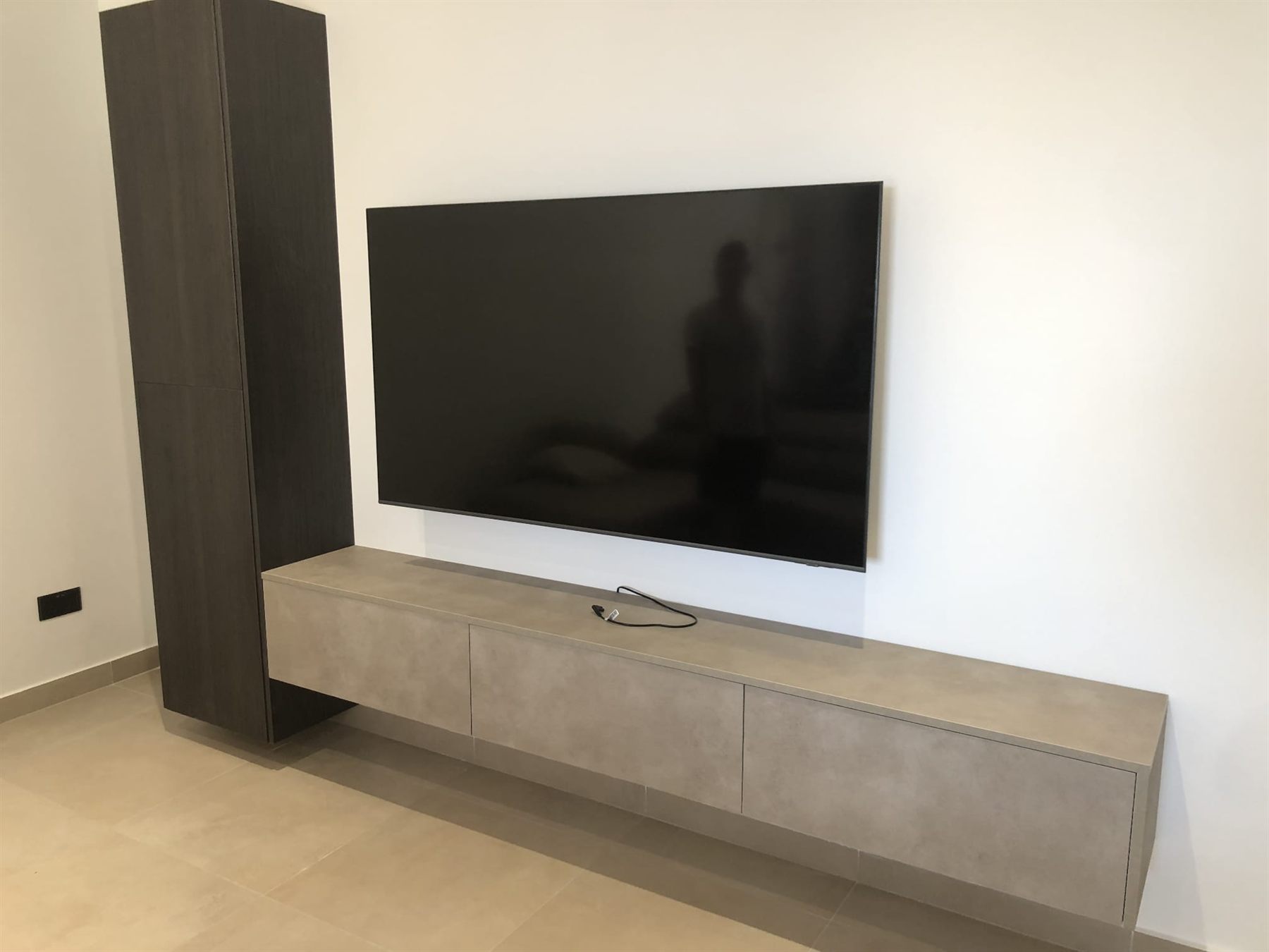 Floating concrete-effect TV unit with dark timber panel