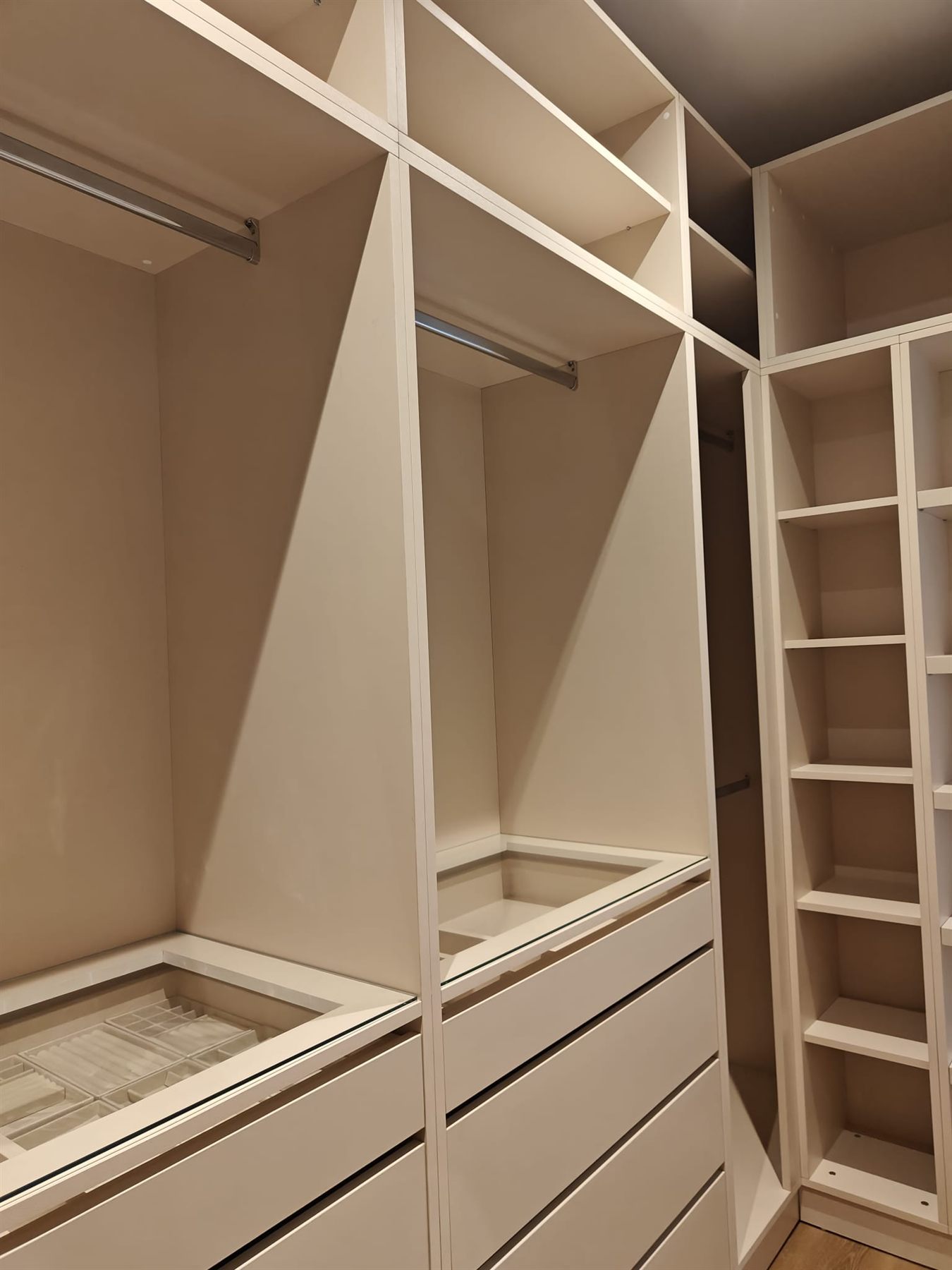 Dressing room with fitted shelving and mirror